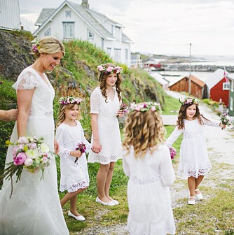 BRUDEPIKENE: Det ble tid til litt lek og moro under fotgraferingen med Synnøve fra Lieben Foto. Brudepikene var "bonustantebarn" og småjenter fra øya som Marte har kjent siden de ble født. De tok jobben med stort alvor.