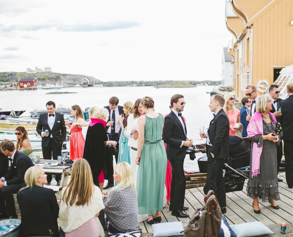 ETTER VIELSEN: Gjestene fikk tapas og champagne på bryggen mens brudeparet var ute og tok bilder. ETTER VIELSEN: Gjestene fikk tapas og champagne på bryggen mens brudeparet var ute og tok bilder.