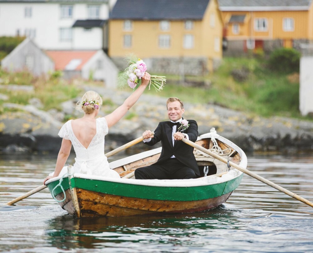 NYGIFT: Så klart måtte brudeparet ut i båt og leke litt i havna på en så flott dag.