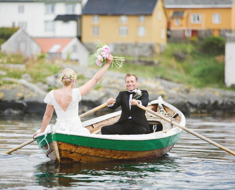 NYGIFT: Så klart måtte brudeparet ut i båt og leke litt i havna på en så flott dag. NYGIFT: Så klart måtte brudeparet ut i båt og leke litt i havna på en så flott dag.