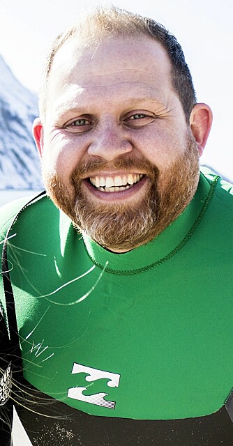 NYE UTFORDRINGER: Truls Svendsen har utfordret seg selv i «Truls - oppdrag Hurtigruten». Her skal han prøve surfing på Stadt.