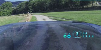 GJENNOMSIKTIG: Med kamera, dataanimasjon og et såkalt head up-display i frontruta blir fronten på terrengbilen tilsynelatende gjennomsiktig. FOTO: Land Rover
