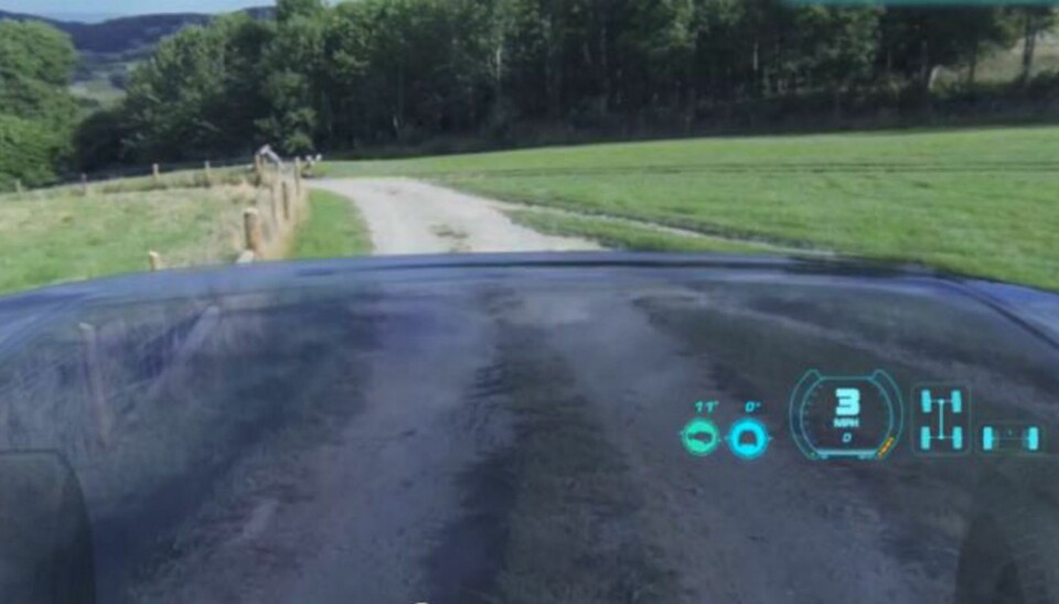 GJENNOMSIKTIG: Med kamera, dataanimasjon og et såkalt head up-display i frontruta blir fronten på terrengbilen tilsynelatende gjennomsiktig. FOTO: Land Rover