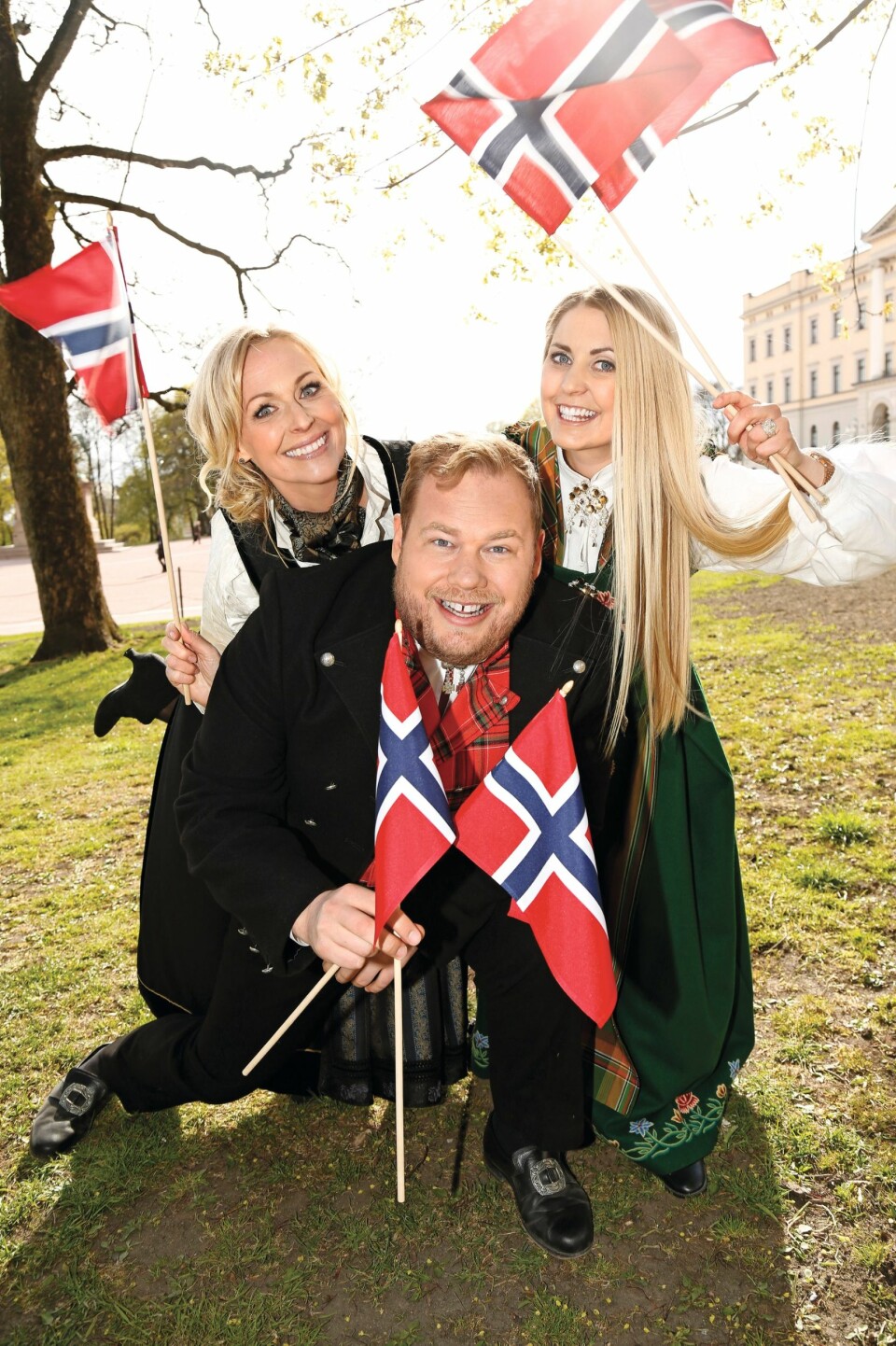 JUBLENDE GLADE: Silje Nordnes skal ta pulsen på barnetoget under 17. mai, mens Pål Plassen overtar etter Karen-Marie Ellefsen som kommentator. De har på seg henholdsvis nordlandsbunad og gudbrandsdalsbunad.
