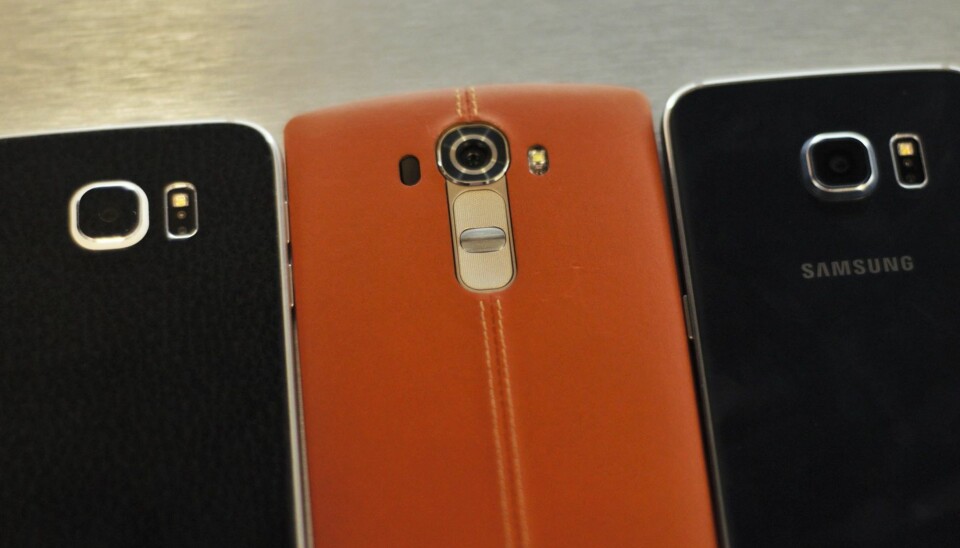 NY TOPPMOBIL: LG G4 i brunt skinn i midten mellom Samsung Galaxy S6 (til venstre) og Samsung Galaxy S6 Edge (til høyre).
