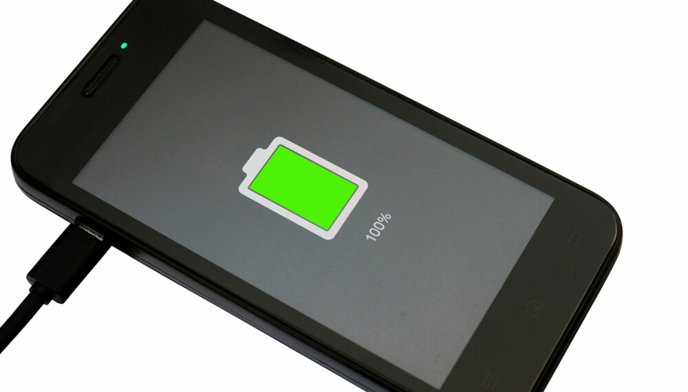 BATTERILEVETID: Mobilen med best batterilevetid lever 5 timer og 40 minutt lenger enn mobilen med dårligst batterilevetid.