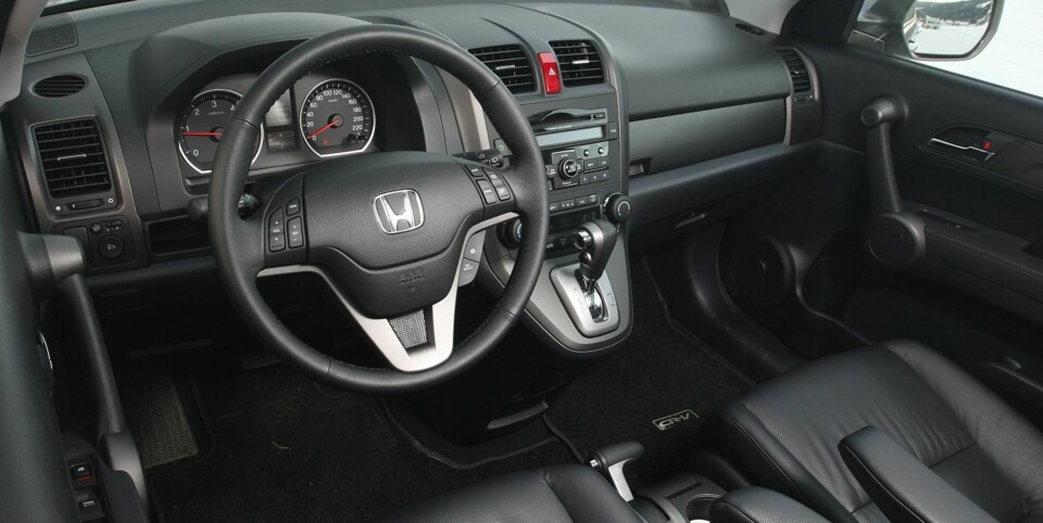 NOE SIMPELT: CR-V går noe pepper fordi en del av de harde plastoverflatene i interiøret lett får skraper eller riper. Generelt sett burde materialkvaliteten innvendig vært noe høyere. FOTO: Egil Nordlien, HM Foto