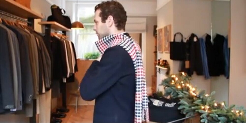 UNNGÅ DETTE: Ifølge Alexander Lewis i YouTube-videoen «How a Modern Man can Tie His Scarves», bør alle gutter unngå denne varianten - der skjerfet henger som en kappe bak på ryggen. - Etter min mening er dette en litt barnslig måte å bruke plagget på, sier Lewis. UNNGÅ DETTE: Ifølge Alexander Lewis i YouTube-videoen «How a Modern Man can Tie His Scarves», bør alle gutter unngå denne varianten - der skjerfet henger som en kappe bak på ryggen. - Etter min mening er dette en litt barnslig måte å bruke plagget på, sier Lewis.
