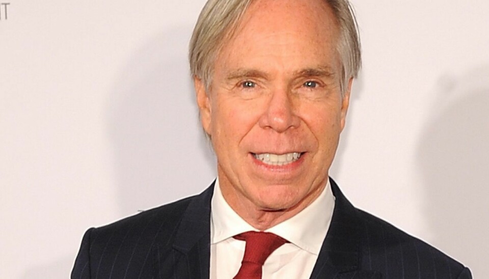 DESIGNER MED SAMVITTIGHET: Tommy Hilfiger lanserer i disse dager en limited edition-veske der deler av inntektene går til kampen mot brystkreft. Han er imidlertid langt fra den eneste som har kastet seg på bølgen med ansvarlig shopping.