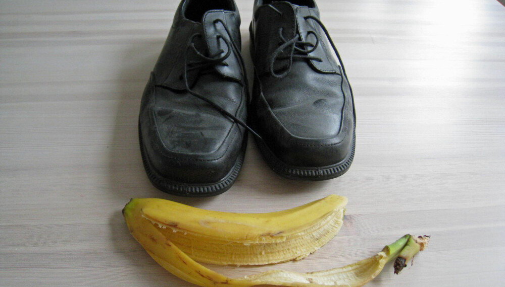 FØR-BILDET: Vi gjorde testen på et far falmede pensko. Skoen til venstre fikk bananbehandlingen, mens den til høyre ble utsatt for vanlig skokrem.