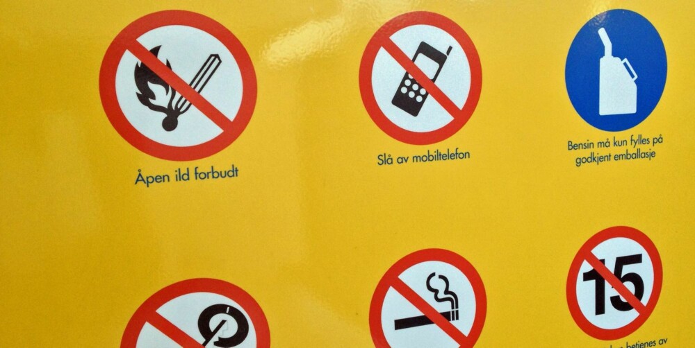 FORBUD: De fleste bensinstasjoner har et skilt som forbyr eller advarer mot bruk av mobiltelefon mens du fyller. FOTO: Geir Svardal