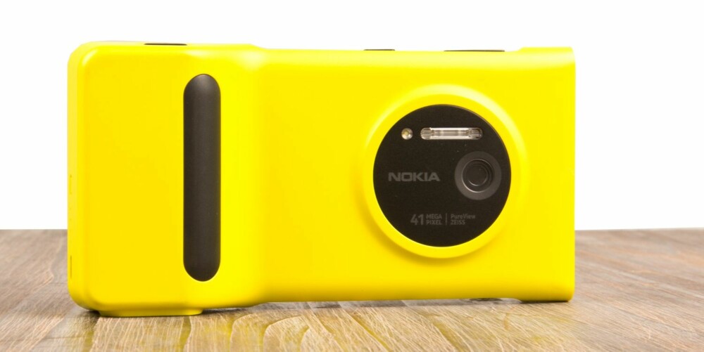 KAMERA?: Med kameragrepet påmontert minne Nokia  Lumia 1020 mer på et kamera enn på en mobil.