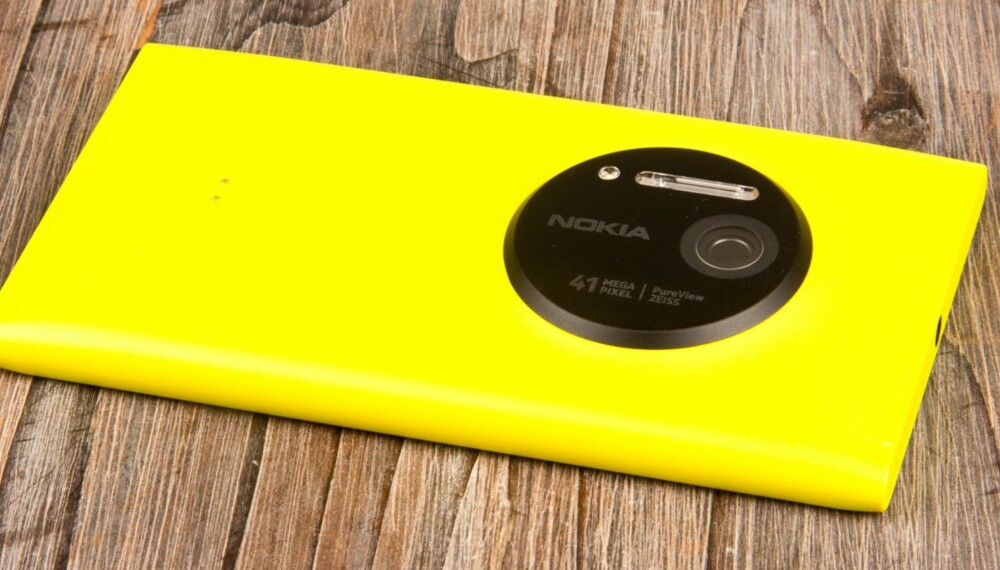 IKON: Lumia 1020 er i typisk Nokia-stil, men med det runde og sorte kamerafeltet synes vi designet er blitt mer ikonisk enn på de foregående modellene.