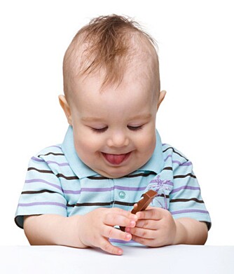 Det er ingen god grunn til å la barn på 3 måneder smake på sjokolade eller andre søtsaker. Foto: Colourbox.no