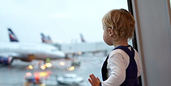 FLY MED BARN: Å fly med barn krever at man tar noen hensyn, og det er lurt å forberede seg godt. Begynn allerede når du bestiller flybillettene!