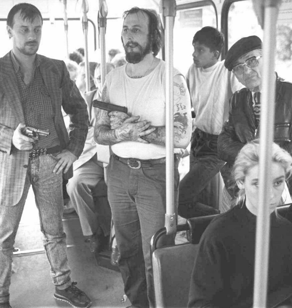 Pressen slapp til for å ta bilder inne i bussen, mens dramaet pågikk. Her står Dieter Degowski t.v. og Hans Jürgen Rösner t.h. Delvis skjult bak stolpen sitter gisselet Silke Bischof som litt senere ble skutt og drept.