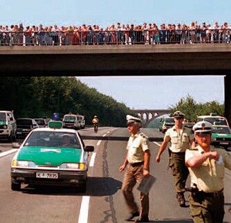 Enorme mengder med skuelystne fulgte gisseldramaet på Autobahn. Et drama som endte med to drepte gisler og en forulykket politibetjent.