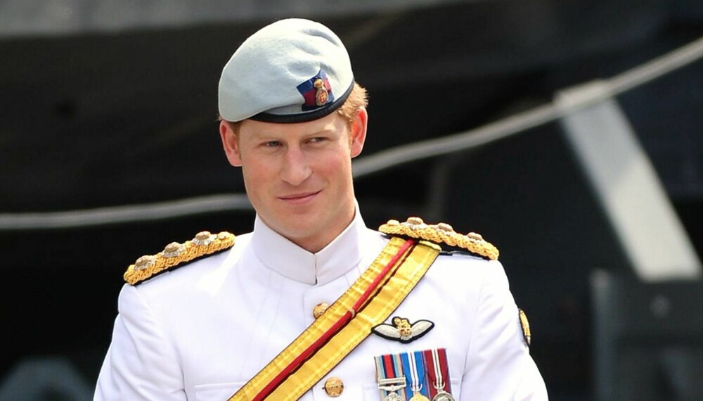 FORELSKET: Prins Harry var nylig på offisielt oppdrag i Australia. Her i flott uniform under en flåteparade i Sydney.