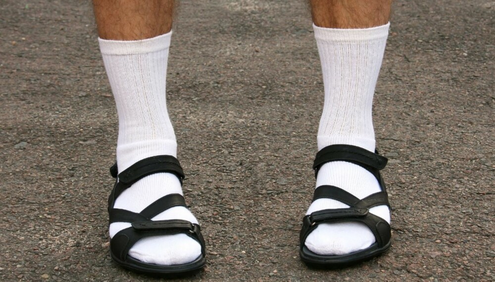 IKKE SÅNN: Sokker i skoene er blant de hotteste høsttrendene. Men ikke alle varianter funker like bra. Unngå "tennissokker i slippers-stilen", og få med deg tipsene nedenfor som faktisk kan gi deg en fin sokke-look. Helt sant.