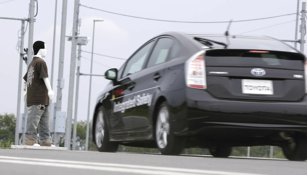 BREMSER SELV: Nødbremseassistent er ikke uvanlig i biler i dag. Det spesielle med Toyotas system er at bilen også kan svinge unna.