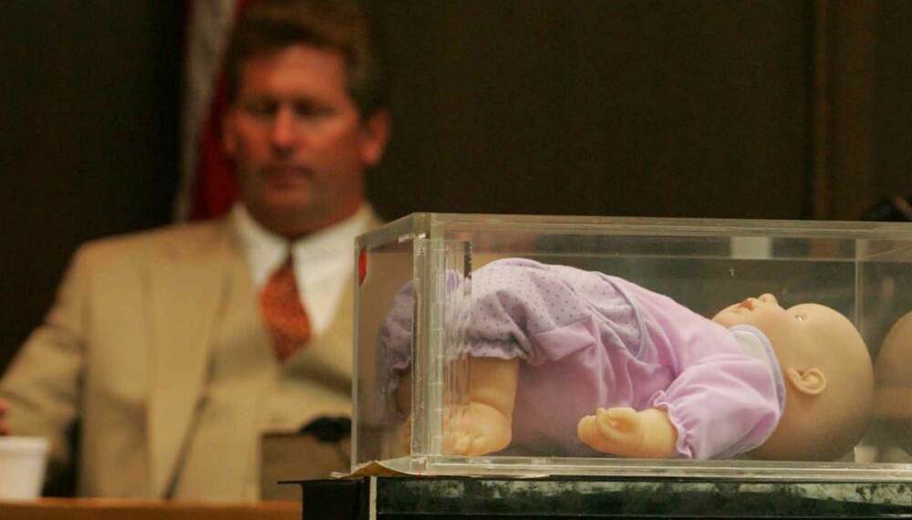 I fylla puttet China Arnold sin 28 dager gamle datter i mikrobølgeovnen. Her en rekonstruksjon med en dukke fra rettssaken i 2008.