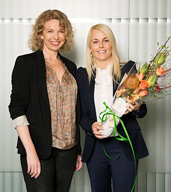 Årets gründertalent Stina Birkeland, gratuleres av Christina Dorthellinger, redaktør i Alt for damene