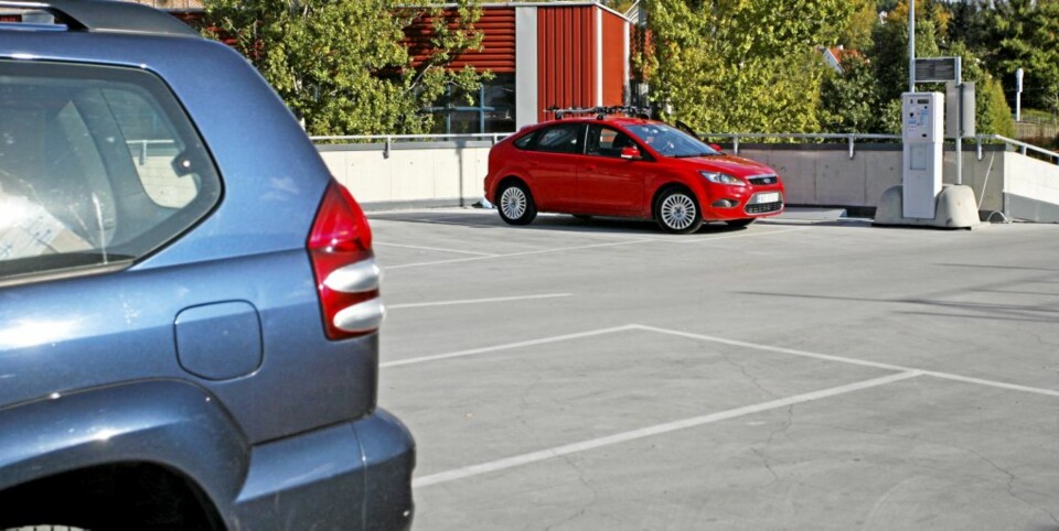 Ensom, men trygg. Det er neppe mer enn noen sekunders spasertur til inngangsdøra, likevel.