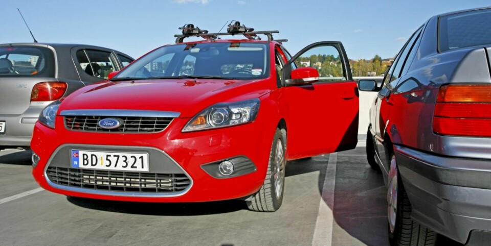 Den klassiske tabben - døren rives opp og smeller inn i nabobilen.