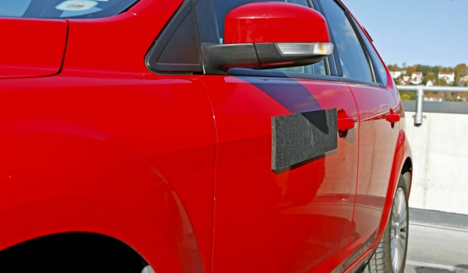 Det finnes enkle og effektive dørbeskyttere med magnetfeste.