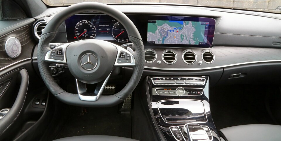PÅKOSTET UTGAVE: Testbilens to utstyrspakker løfter E-klasse fra en storbil til en eksklusiv storbil, med de store skjermene, det formidable LED-lyset, veldig gode parkeringsassistenter, head up-display og Burmester-stereo som noen av våre favoritter.