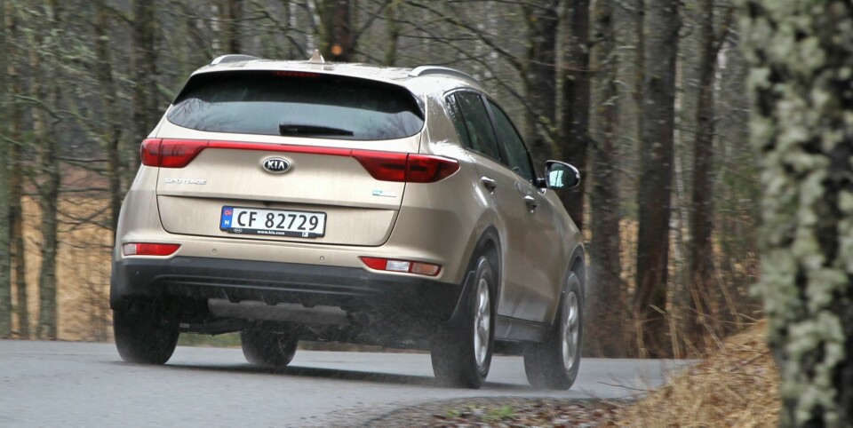 BREDT: Kia Sportage og Hyundai Tucson er søsken, noe du ser på de to bilenes hovedtrekk. Men bare Sportage har baklykter i full bredde.
