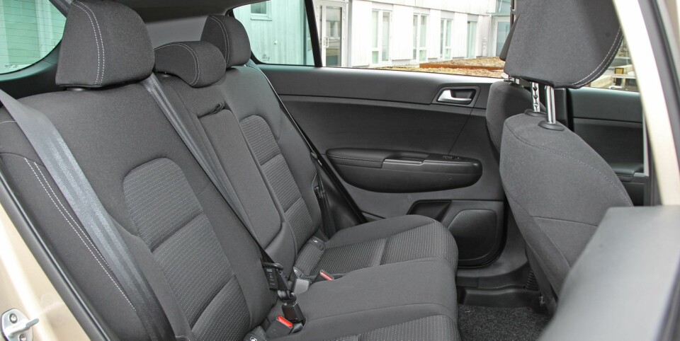PLASS NOK: I baksetet er både beinplassen og takhøyden god. Moderne SUV-er/crossovere er blitt langt bedre på dette feltet de siste årene.