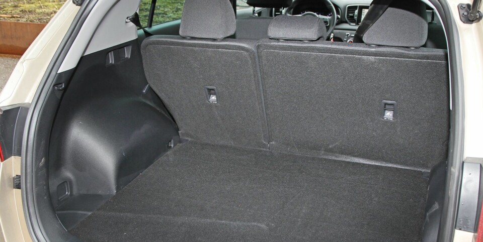 503 LITER: I bagasjerommet kan gulvet senkes noen centimeter om man trenger ekstra plass (her i øvre posisjon). Ei 'skiluke' i bakseteryggen står alltid på vår ønskeliste, men den har Kia droppet.