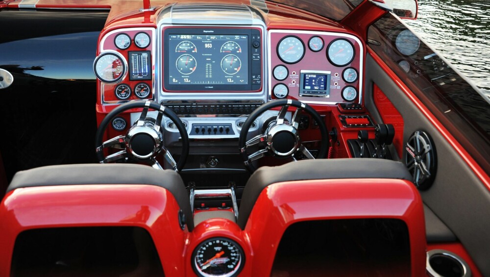 COCKPIT: Alt kan vises digitalt på de tre skjermene om bord - en Raymarine E-165 kartplotter + to mindre skjermen. Men det er noen viktige analoge instrumenter for turtall, GPS speedo, oljetrykk, vanntrykk, vanntemperatur, trimnivå, trimtabs-nivå samt målere for drivstoff og trimtank. Under plotteren ligger en rekke med hurtigknapper. COCKPIT: Alt kan vises digitalt på de tre skjermene om bord - en Raymarine E-165 kartplotter + to mindre skjermen. Men det er noen viktige analoge instrumenter for turtall, GPS speedo, oljetrykk, vanntrykk, vanntemperatur, trimnivå, trimtabs-nivå samt målere for drivstoff og trimtank. Under plotteren ligger en rekke med hurtigknapper.