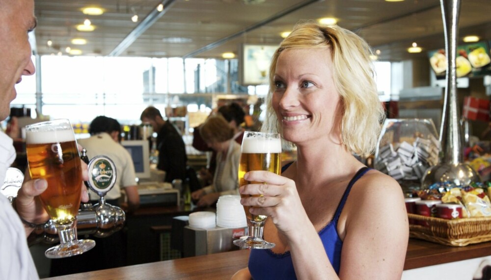 DROPP ALKOHOLEN: Det føles kanskje bra der og da, men å døyve flyskrekken med alkohol er i følge ekspertene absolutt ikke anbefalt. DROPP ALKOHOLEN: Det føles kanskje bra der og da, men å døyve flyskrekken med alkohol er i følge ekspertene absolutt ikke anbefalt.