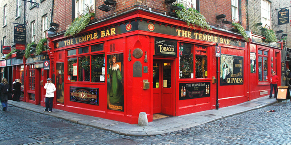 TEMPLE BAR: De aller fleste som besøker Dublin tar en øl i denne bydelen. Og da gjerne på puben med samme navn.