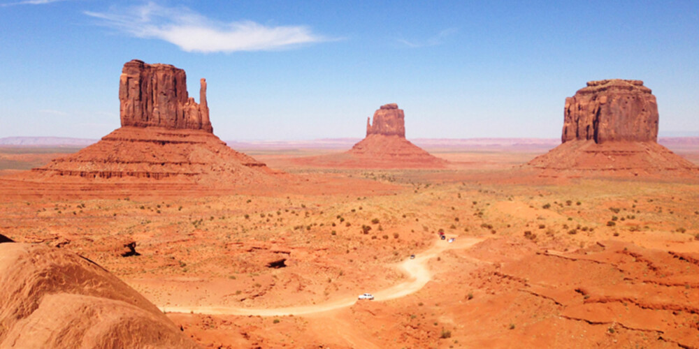 NAVAJO NATION: Navajo Nation, som ligger på grensen mellom Arizona og Utah, er en del av USA som har tilhørt indianerne i tusener av år, og den dag i dag har innfødte indianere en viss selvkontroll over nasjonalparken. Landskapet her er selve bildet på det amerikanske Ville Vesten, og mang en Western-film har vært innspilt her.