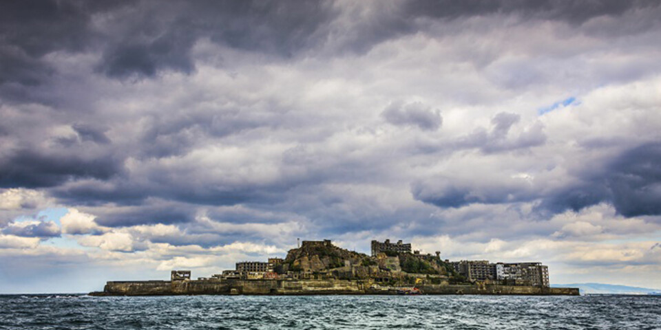 FORLATT: Hashima Island var en gang et travels gruvesamfunn. I dag er det bare skyggene som er igjen på øya.