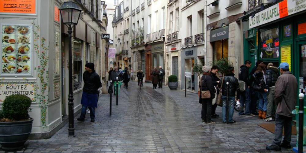SJARMERENDE: I Marais er gatene smale og sjarmerende, Her finner du et vell av butikker for enhver smak og lommebok.
