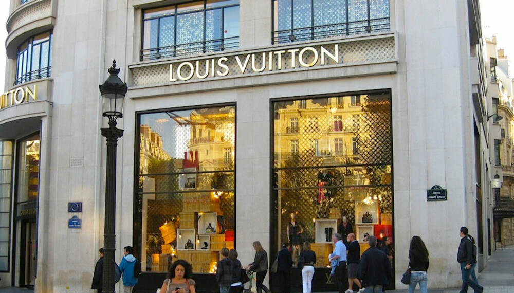 LOUIS VUITTON: Selv om budsjettet ikke strekker til shopping, er det verdt å ta turen til flagship butikken på Champs Elysees for å se på de fantastiske vindusutstillingene.