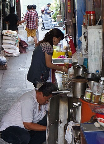 MAT, MAT, MAT: Hvor enn du snur deg, kokkeleres det. Thailenderne vet å verdsette billig og god mat.