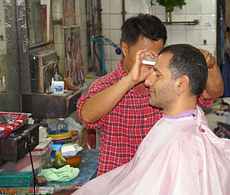 20 KRONER: Det meste er veldig billig i Thailand. Også hårklipp. Foto-Jacob fikser skjegg og sveis for 20 kroner.