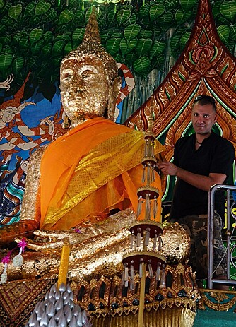 BUDDHA: Buddhismen er altoverskyggende i Thailand. Og antallet buddhaer ufattelig. Jeg kom fort ut av tellingen.