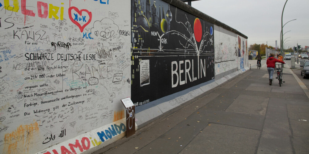 DEKORERT: Det lille som er igjen av Berlinmuren er fullstendig dekket av tegninger og kunst.