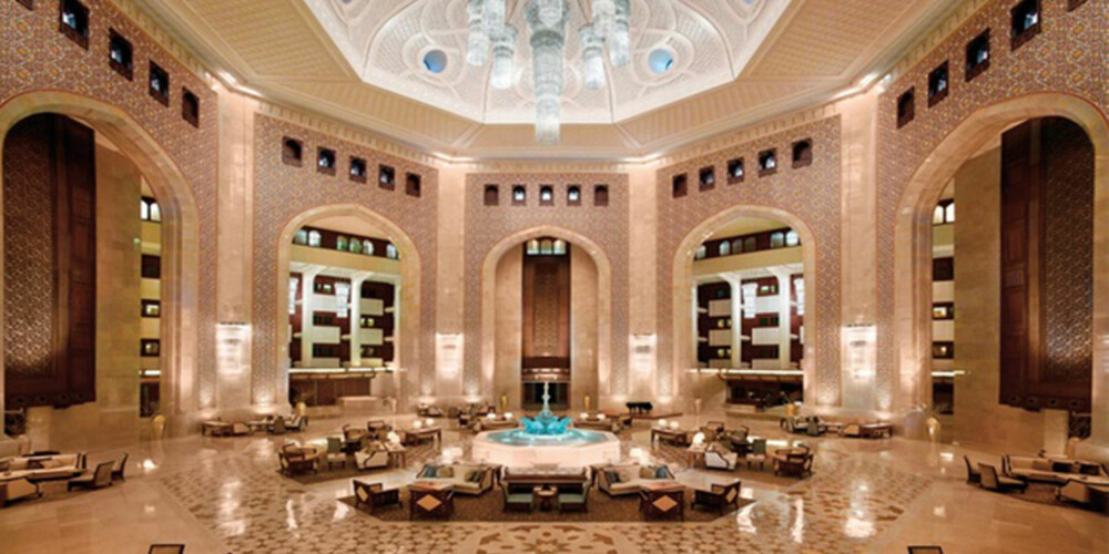 DEKADENT: Lobbyen på dette hotellet i Oman er en opplevelse. DEKADENT: Lobbyen på dette hotellet i Oman er en opplevelse.