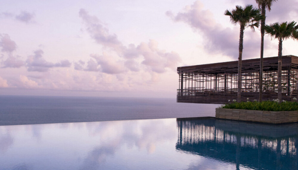 UNIKE HOTELLER: Det finnes noen hoteller man ikke glemmer så lett. Som Alila Villas Uluwatu på Bali - et av verdens "grønneste" hoteller. UNIKE HOTELLER: Det finnes noen hoteller man ikke glemmer så lett. Som Alila Villas Uluwatu på Bali - et av verdens "grønneste" hoteller.