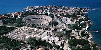 ANTALYA: Antalya er hovedstaden i Antalya-provinsen og ligger ved Antalyagulfen ved middelhavskysten i Tyrkia. Byen kan romme opp til to millioner mennesker i den hektiske turistsesongen om sommeren.