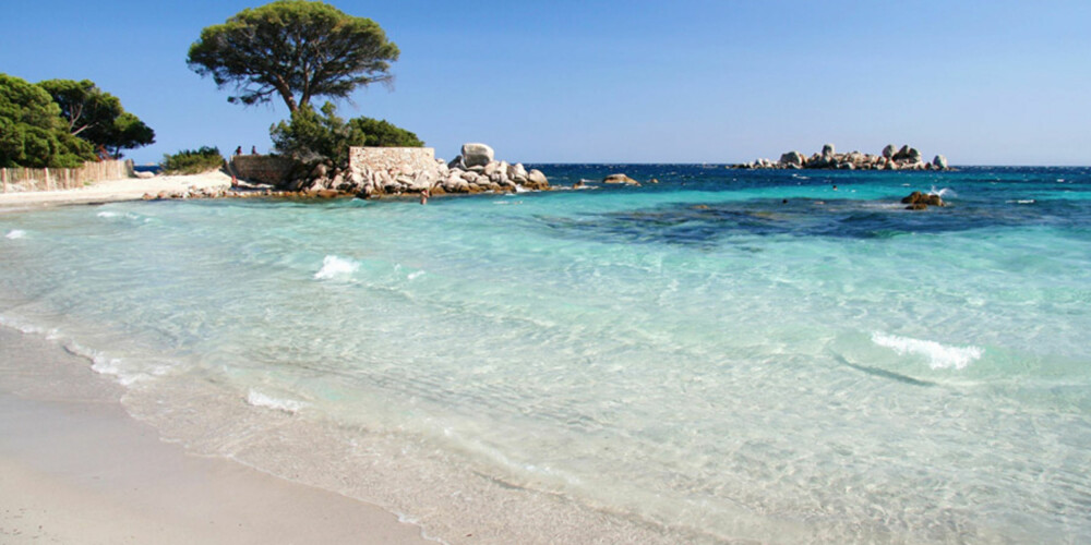 VAKKERT: Denne nesten folketomme stranden kan du finne om du reiser til Korsika i sommer.