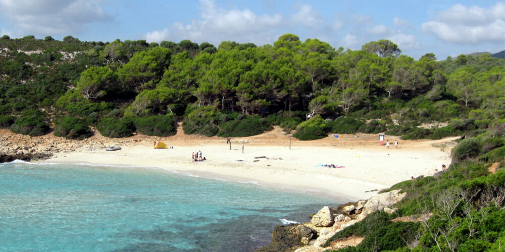 FERIEDRØM: Selv på super-poulære Mallorca kan du finne en og annen strand som ikke charter-turistene har funnet enda.