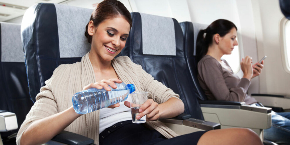 DRIKK VANN: Luften ombord på fly er tørrere enn i Sahara. Det sier deg selv at det er dårlig nytt for huden din.